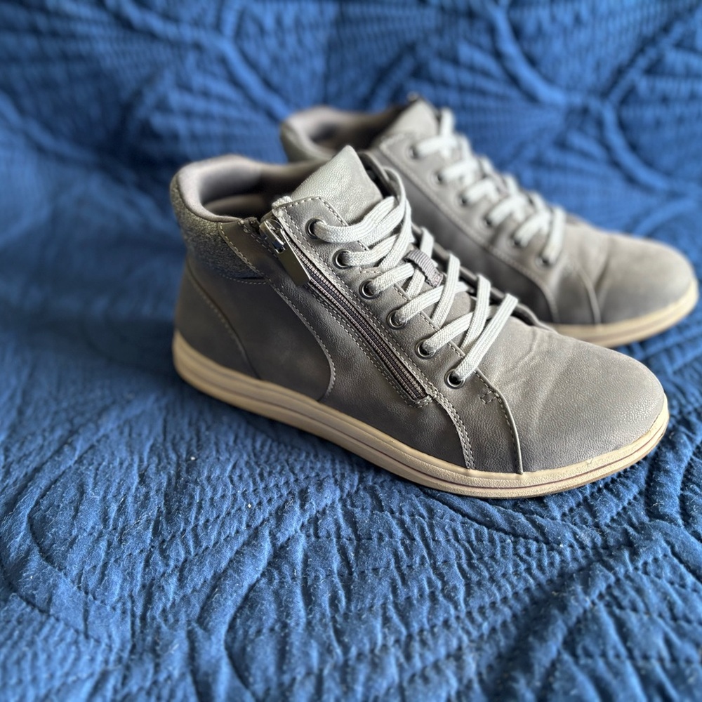Clarks women’s Gray Sneakers/boots.  Super comfortable.